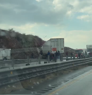 Causa accidente de tráiler tráfico en la 57