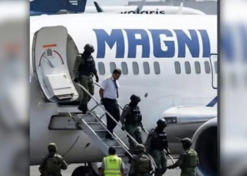 Retiene a pasajeros por ocho horas