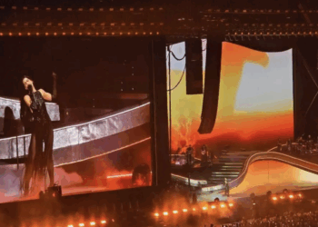 Subasta el Rey Charles III las botas navideñas hechas con sus cortinas