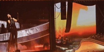 Subasta el Rey Charles III las botas navideñas hechas con sus cortinas