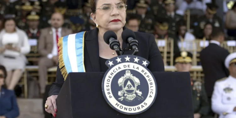 Presidenta de Honduras alerta de que se gesta un “golpe”