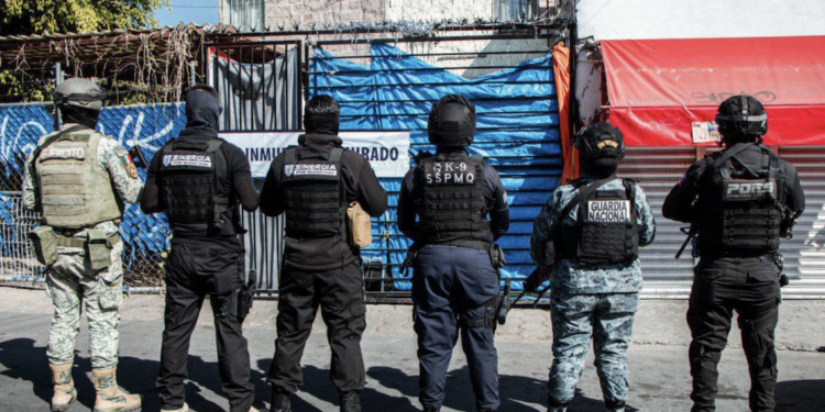 Exhiben a juez penal agrediendo a mujer en Cancún