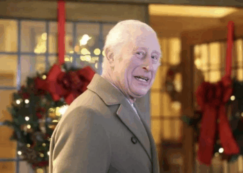 Subasta el Rey Charles III las botas navideñas hechas con sus cortinas