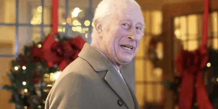 Subasta el Rey Charles III las botas navideñas hechas con sus cortinas
