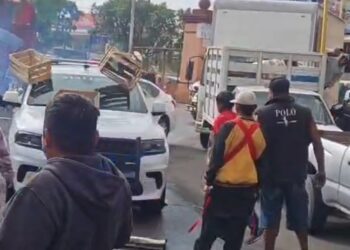 Ciudadanos corren a patrullas de la Central de Abastos