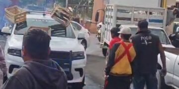 Ciudadanos corren a patrullas de la Central de Abastos