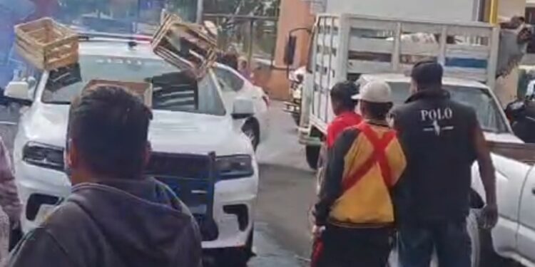 Ciudadanos corren a patrullas de la Central de Abastos