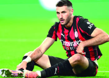 Mantienen seguimiento médico de Santi Giménez rumbo al Mundial