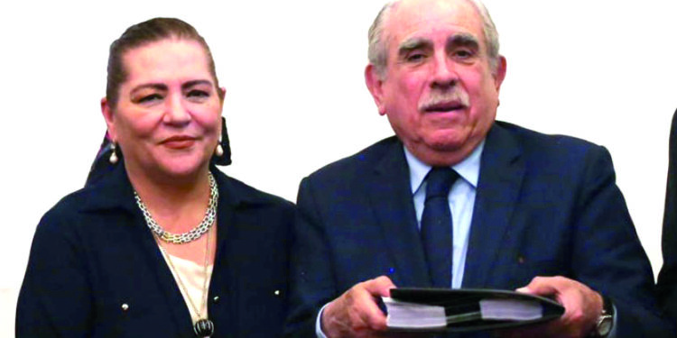 Critica Monreal Ley Esposa por favorecer candidatas