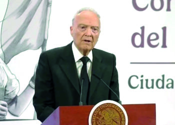 Critica Monreal Ley Esposa por favorecer candidatas