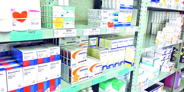 Critica Monreal Ley Esposa por favorecer candidatas