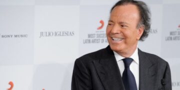 Acusan extrabajadoras a Julio Iglesias por agresión sexual