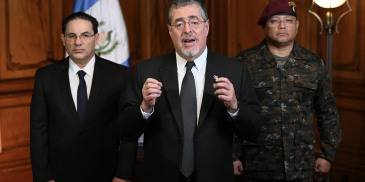 Acusan familiares de víctimas falta de información tras el descarrilamiento