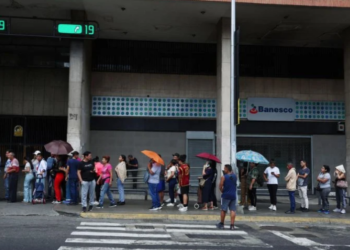 Compras de pánico y largas filas en Venezuela