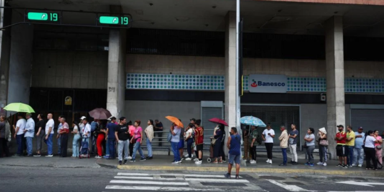 Compras de pánico y largas filas en Venezuela
