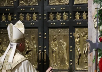 Papa León XIV clausura el Jubileo al cerrar la Puerta Santa del Vaticano