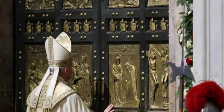Papa León XIV clausura el Jubileo al cerrar la Puerta Santa del Vaticano