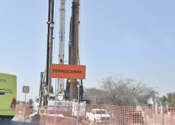 Socializa gobierno estatal obras del tren Méx- Qro entre residentes