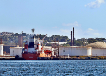 Llega a Cuba petrolero con cerca de 86 mil barriles de combustible enviados por México