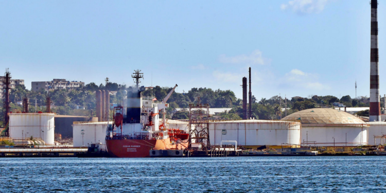 Llega a Cuba petrolero con cerca de 86 mil barriles de combustible enviados por México
