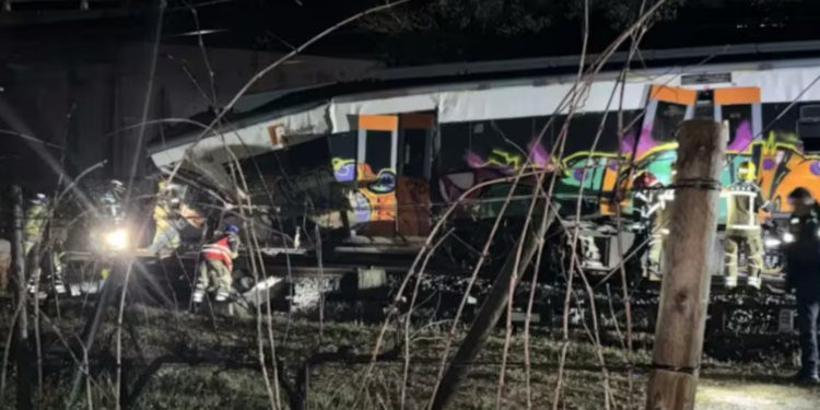 Tren choca con muro en Cataluña; reportan al menos 15 heridos