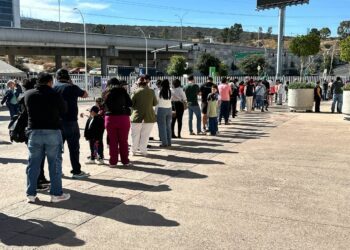Reportan largas filas en módulos de vacunación contra el sarampión en Querétaro