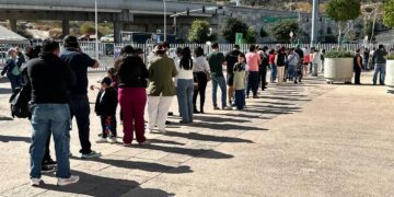 Reportan largas filas en módulos de vacunación contra el sarampión en Querétaro