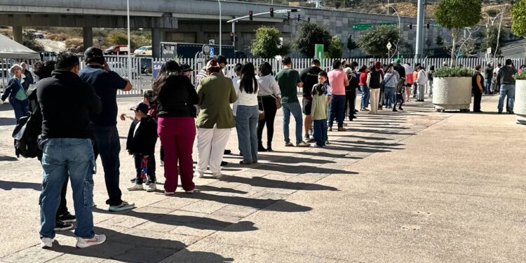 Reportan largas filas en módulos de vacunación contra el sarampión en Querétaro