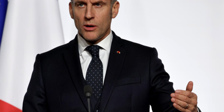 León XIV pide unidad a cardenales en cumbre