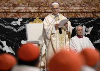 León XIV pide unidad a cardenales en cumbre