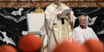 León XIV pide unidad a cardenales en cumbre