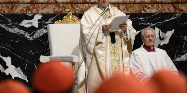 León XIV pide unidad a cardenales en cumbre