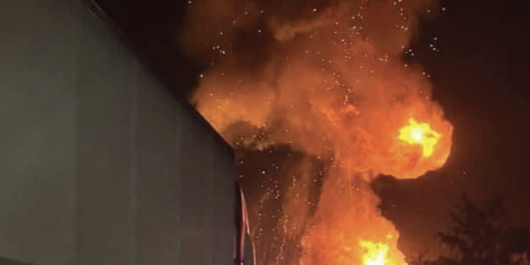 Explosión e incendio de una pipa