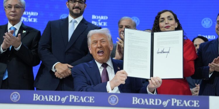 Presenta Trump Consejo de Paz