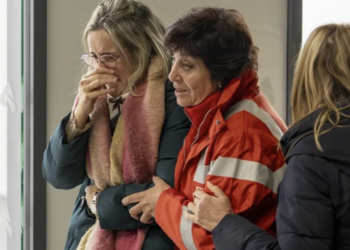 Acusan familiares de víctimas falta de información tras el descarrilamiento