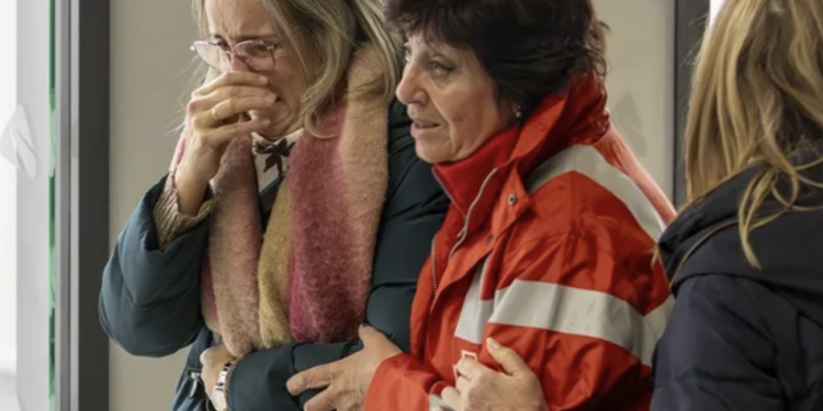 Acusan familiares de víctimas falta de información tras el descarrilamiento