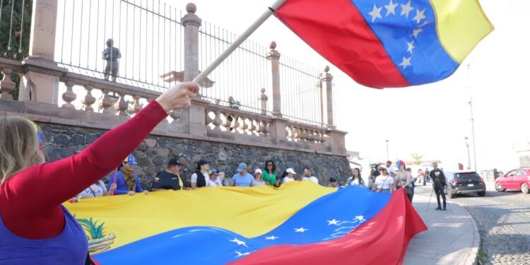 Celebran ciudadanos venezolanos desde Querétaro la detención de Nicolás Maduro