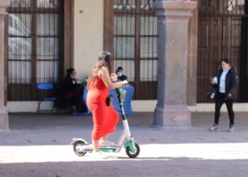 AMEQ endurece reglas para el uso de scooters Lime tras un año de operación