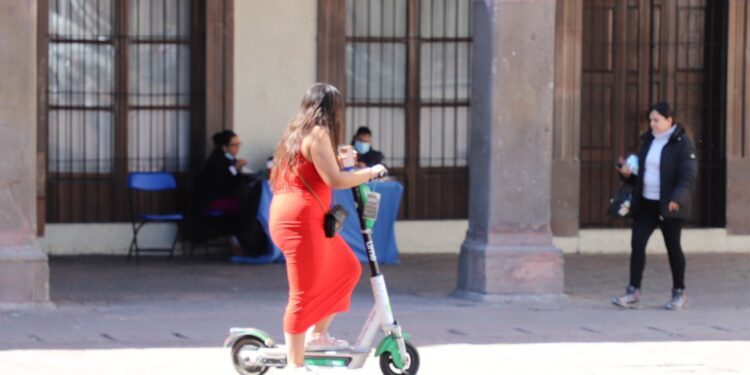 AMEQ endurece reglas para el uso de scooters Lime tras un año de operación