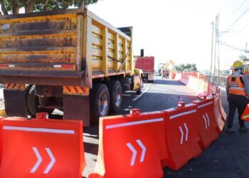 Inician los trabajos de demolición del puente de Corregidora Norte