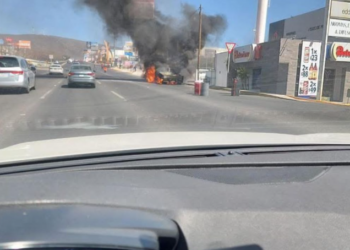 Protección Civil de El Marqués atiende incendio vehicular por falla mecánica