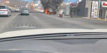 Protección Civil de El Marqués atiende incendio vehicular por falla mecánica