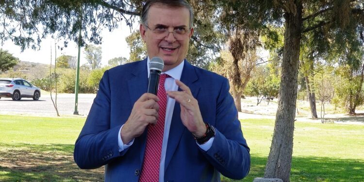 Ebrard destaca instalación de la Agencia Espacial y arribo de empresa de semiconductores en Querétaro