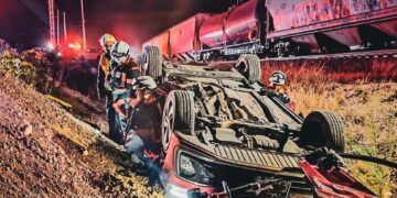 Tren impacta a un auto en la carretera a Tequisquiapan