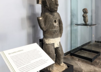 Exponen las esculturas de un guerrero estelar y un macehual, repatriadas de NY