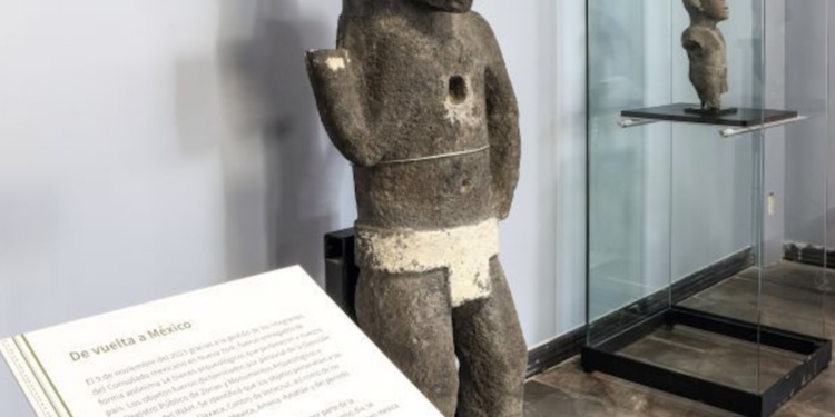 Exponen las esculturas de un guerrero estelar y un macehual, repatriadas de NY