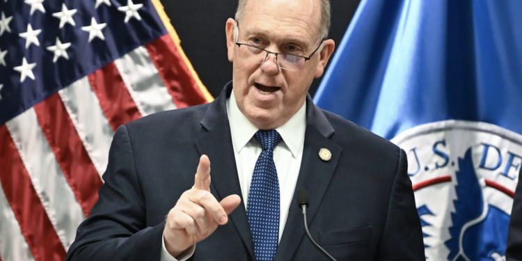 Retira Tom Homan 700 agentes de Minneapolis