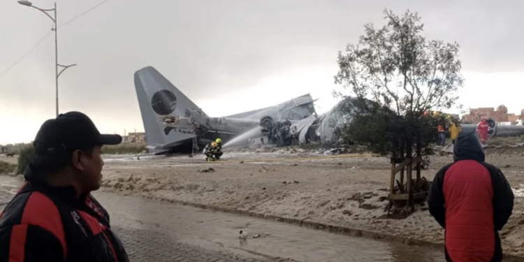 15 muertos en accidente de un avión militar en Bolivia