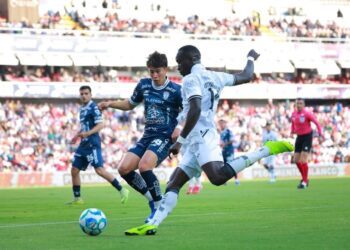 Gallos y Pachuca empatan en un duelo con expulsiones