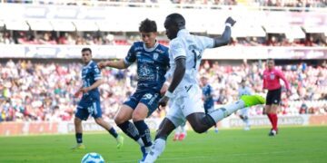 Gallos y Pachuca empatan en un duelo con expulsiones